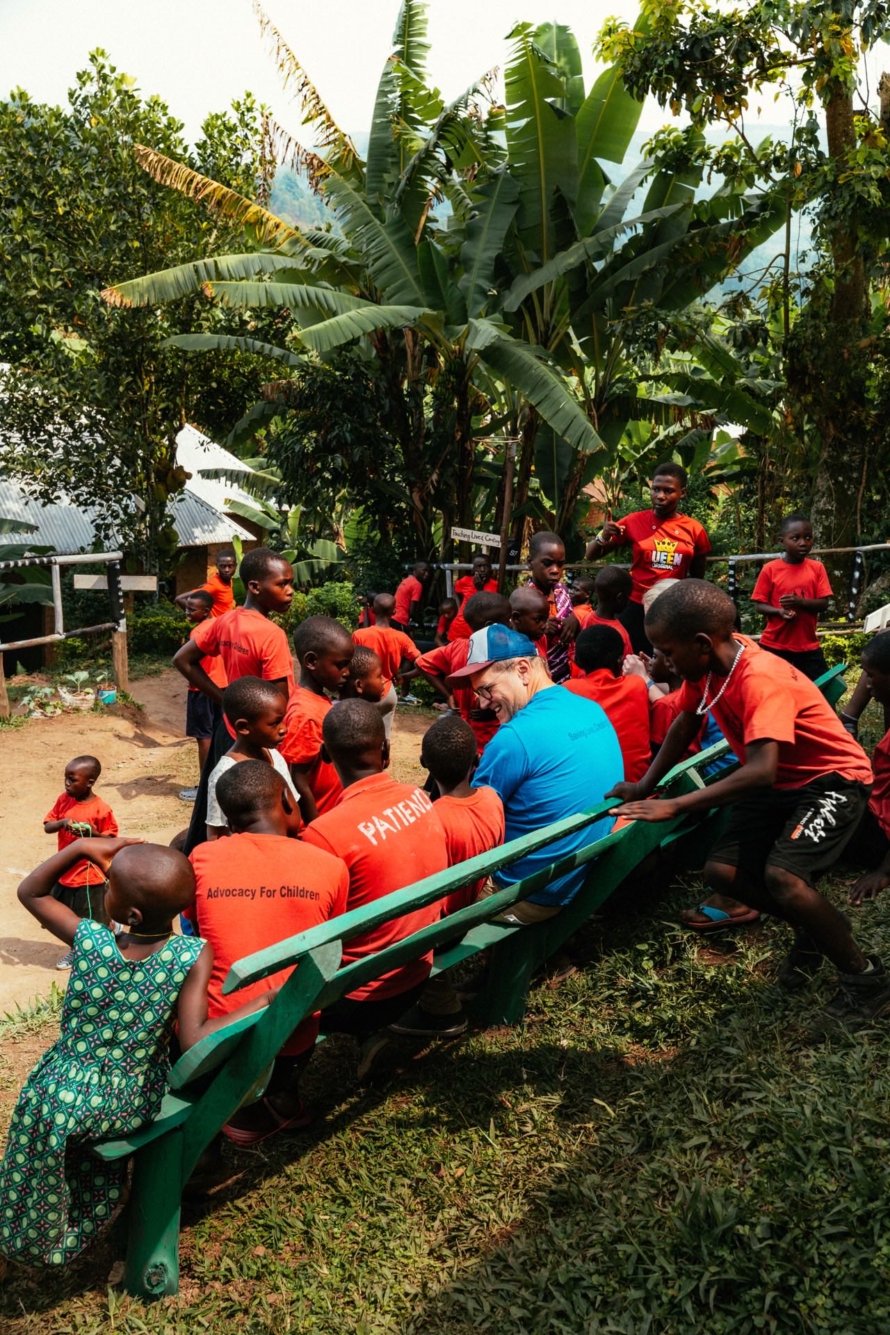 Mark Suer mit Kindern in Uganda