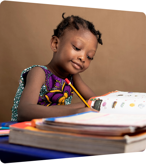 Afrikanisches Mädchen schreibt in ein Schulbuch